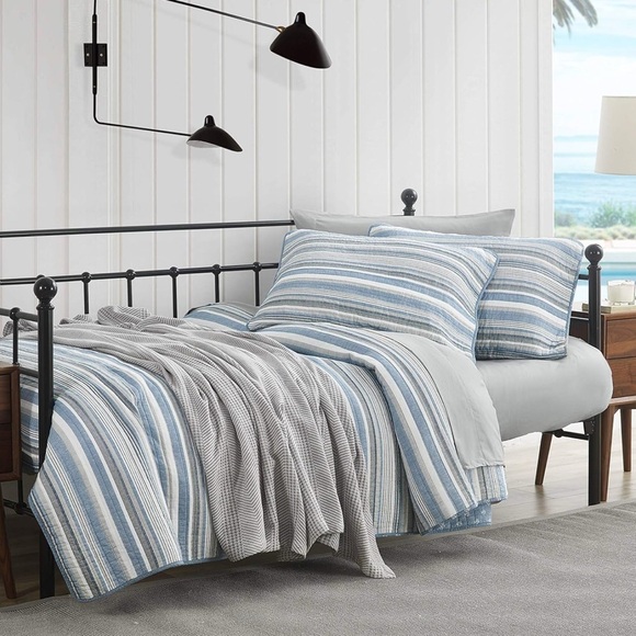 NWOT 🦋 Bedspread & 2 std. shams | Full/Queen - Picture 11 of 15